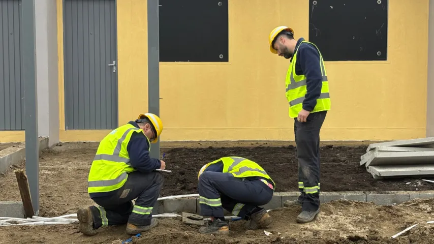 Equipos de OSE colocando medidores en Plan Juntos en el barrio Las Acacias-Coppola