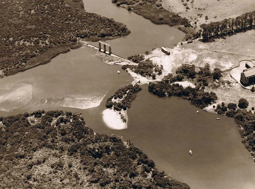 (Vista aérea Usina a vapor y represa, década 1930, gentileza Flia. Mc Clew)