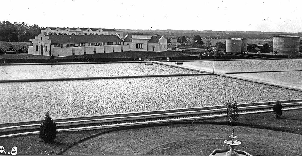 (Vista parcial decantadores. A la derecha fondo, depósitos de combustible, a la izquierda bataría de filtros “A”, al centro oficina administrativa, atrás izquierda sala Diesel. Planta de Aguas Corrientes, década de 1930)